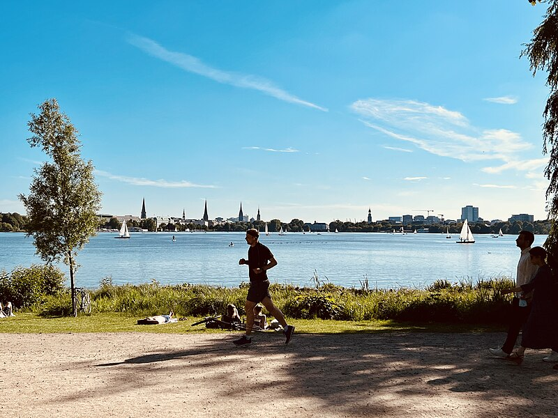 [Außenalster](https://commons.wikimedia.org/wiki/File:Alster_Lake_Hamburg.jpg) / [Creative Commons BY-SA-4.0](https://creativecommons.org/licenses/by-sa/4.0/deed.en)