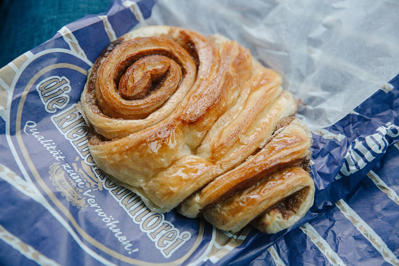 [Franzbrötchen](https://commons.m.wikimedia.org/wiki/File:Franzbr%C3%B6tchen.jpg) / [Creative Commons BY-SA-4.0](https://creativecommons.org/licenses/by-sa/4.0/deed.en)
